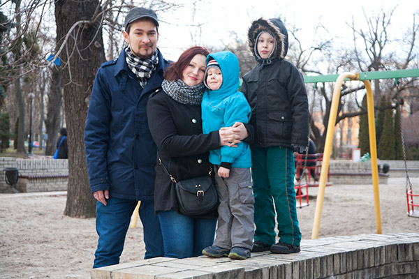 Андрей Сидоренко с женой и детьми